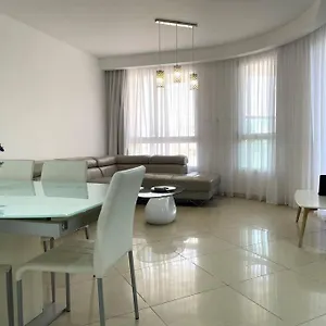 trendy-2br-golf-residence-eilat.eilathotels.net/